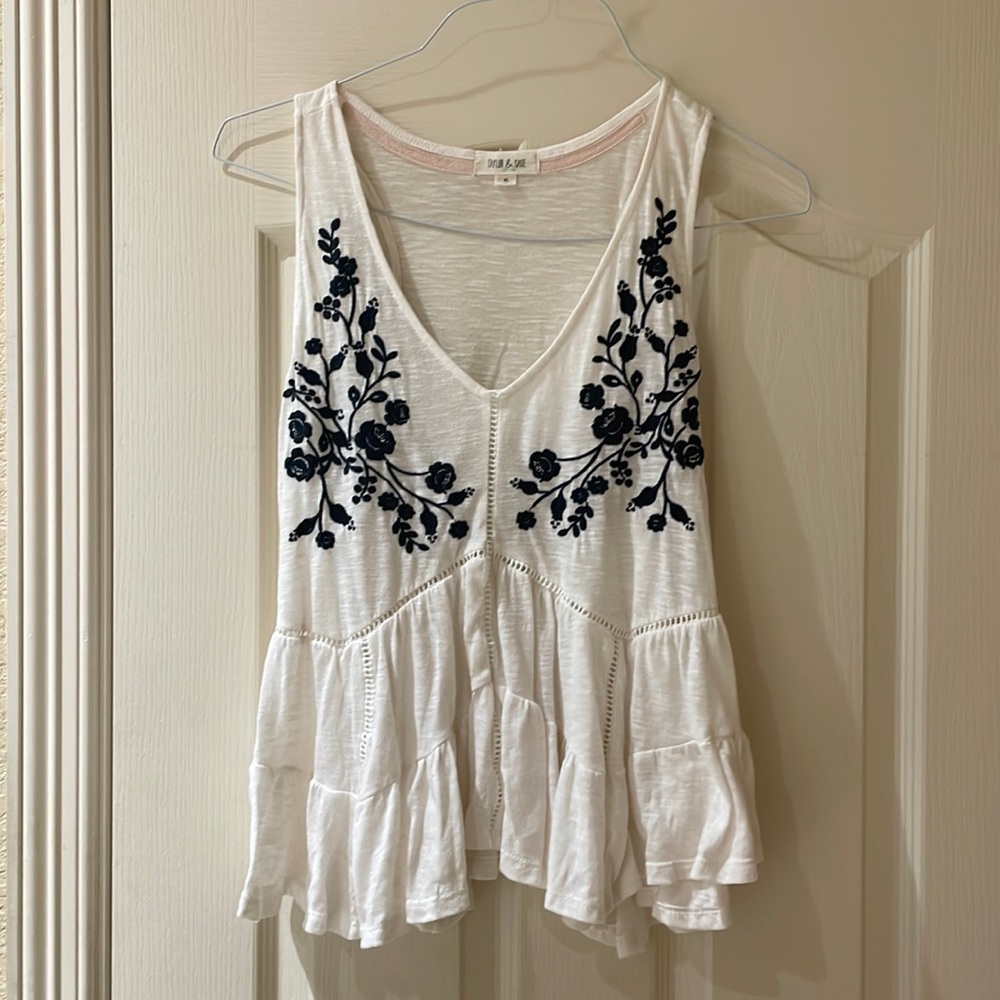 Ladies embroidered sleeveless top. XL.
